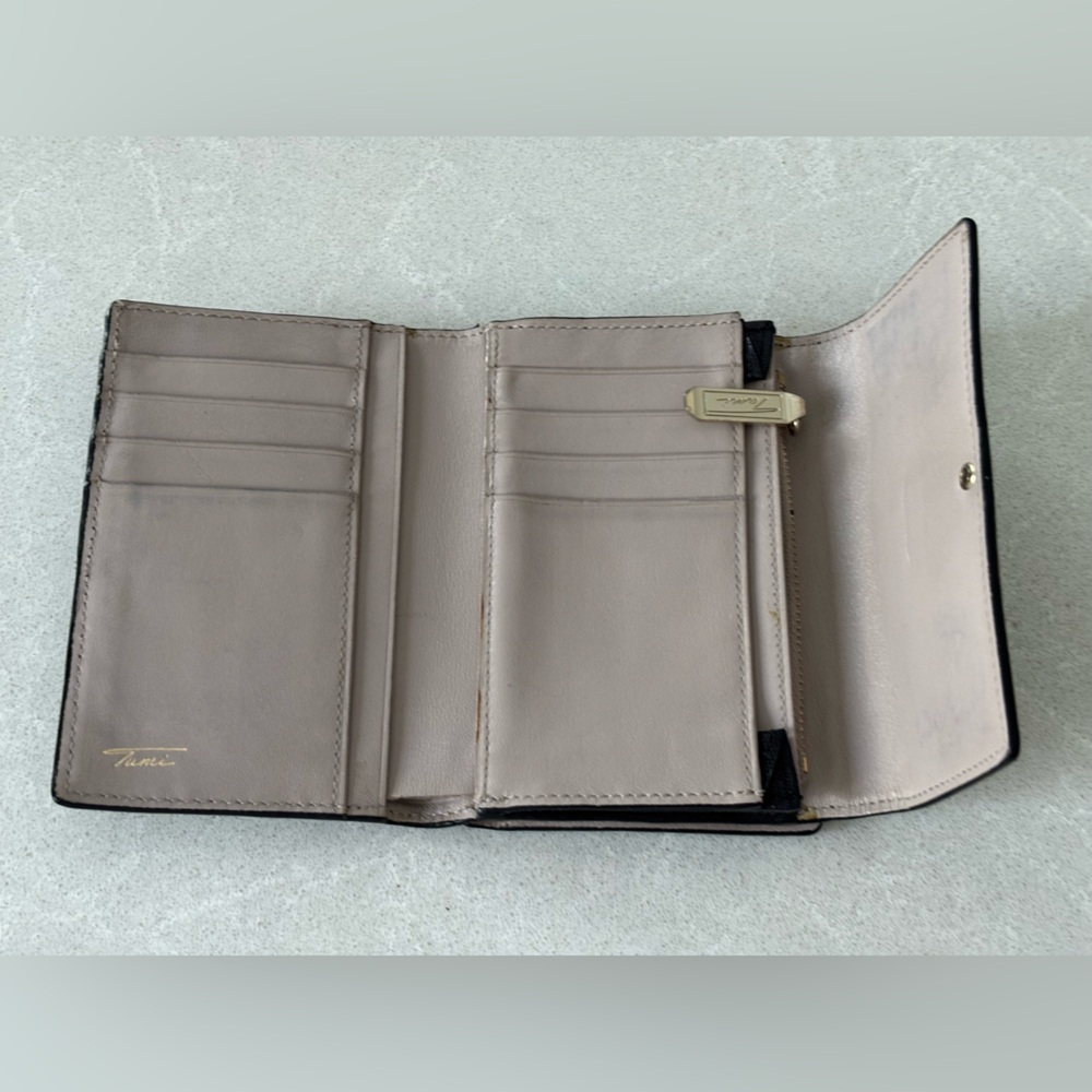 Tumi Black Leather Tri-Fold Vintage Wallet Classic Minimaist Gold Accents Retro - Picture 3 of 13